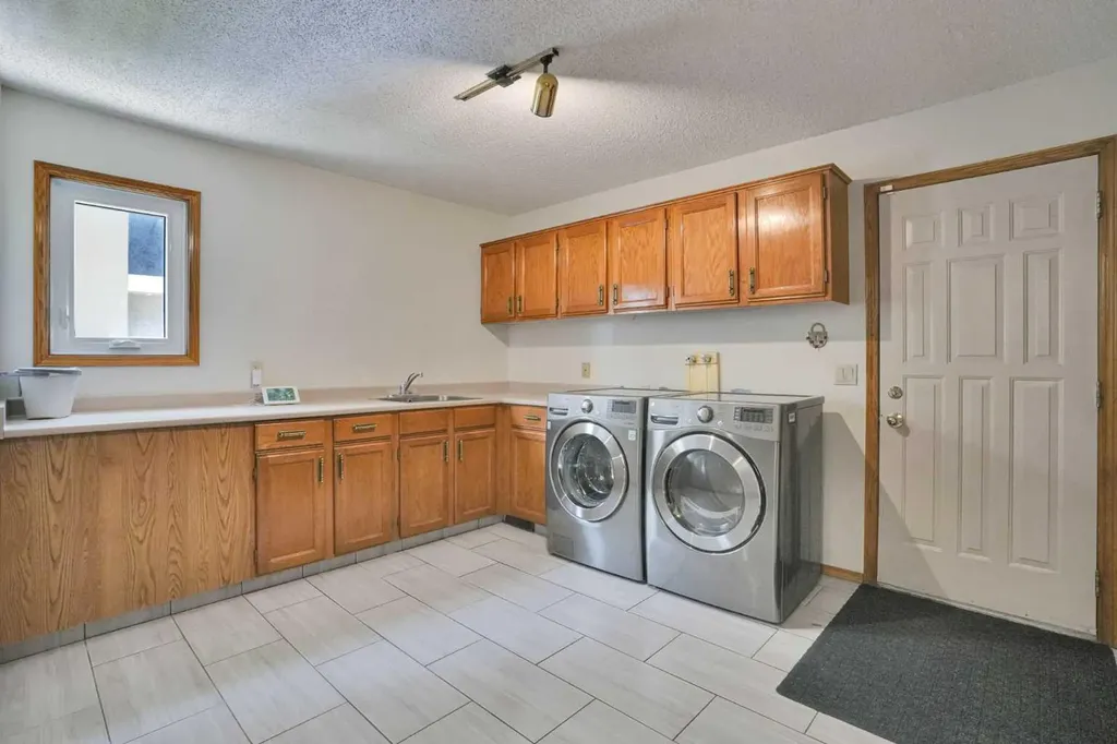 88 Edelweiss Drive NW Calgary AB T3A 3P6