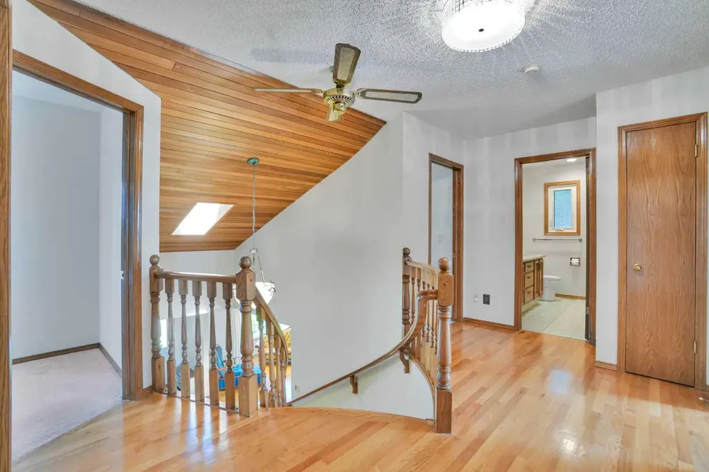88 Edelweiss Drive NW Calgary AB T3A 3P6