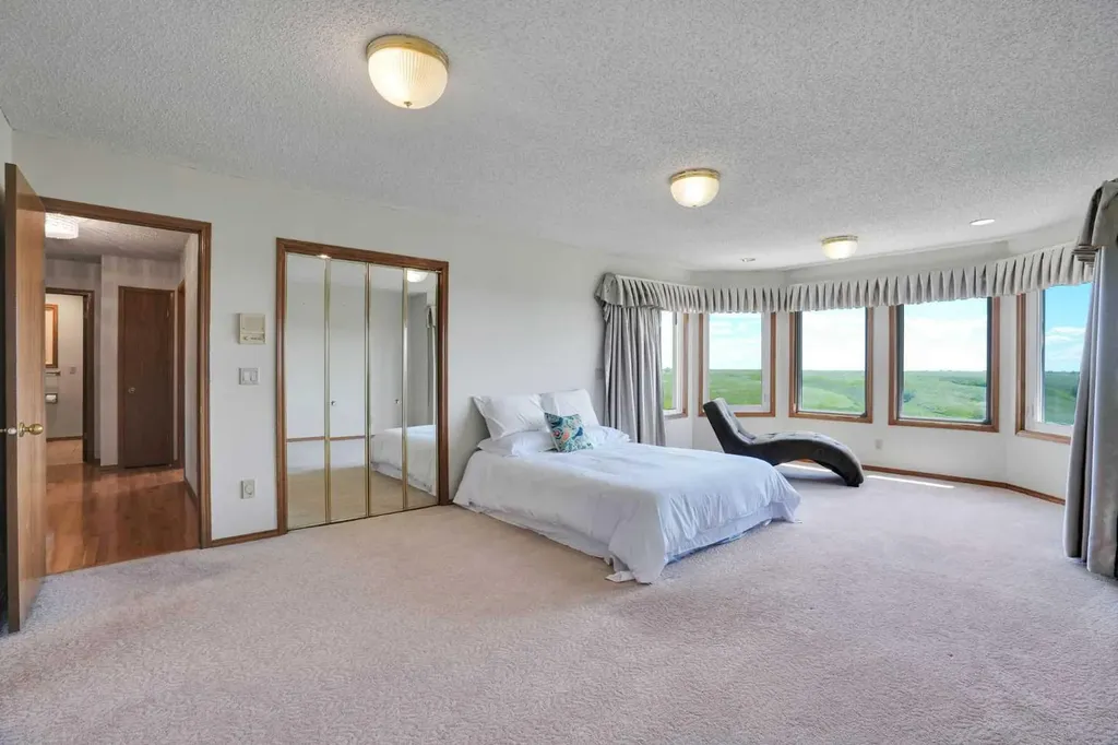88 Edelweiss Drive NW Calgary AB T3A 3P6