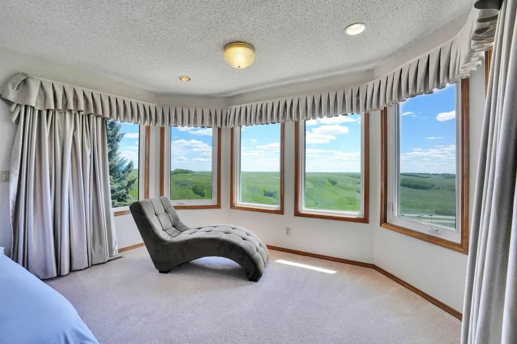 88 Edelweiss Drive NW Calgary AB T3A 3P6