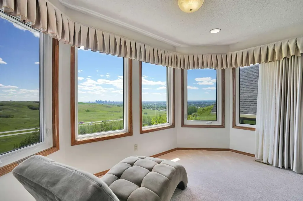 88 Edelweiss Drive NW Calgary AB T3A 3P6