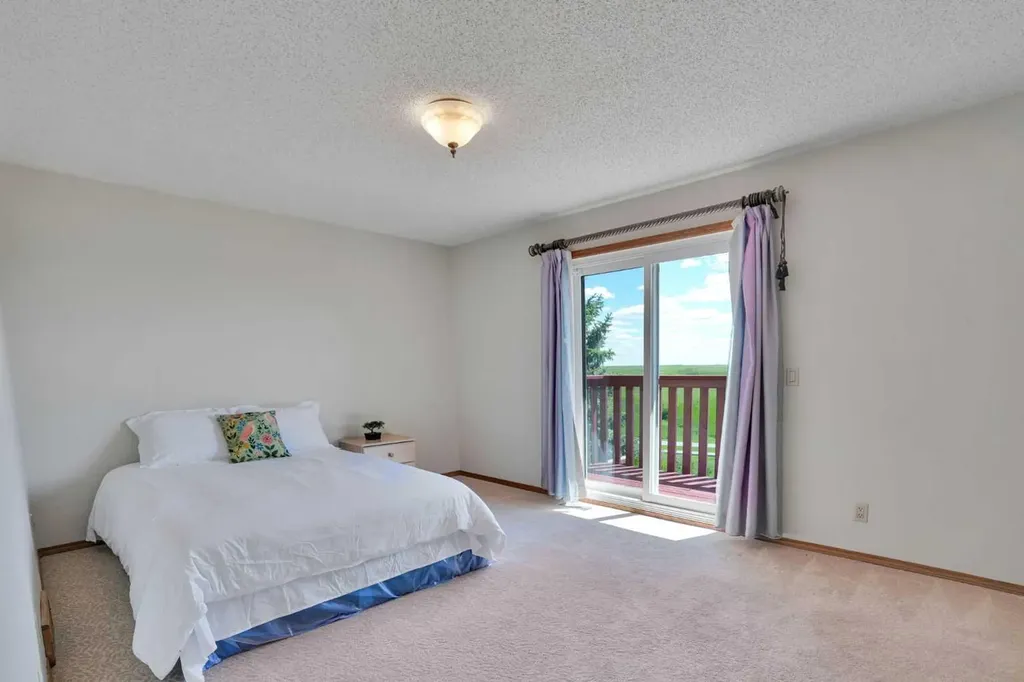 88 Edelweiss Drive NW Calgary AB T3A 3P6