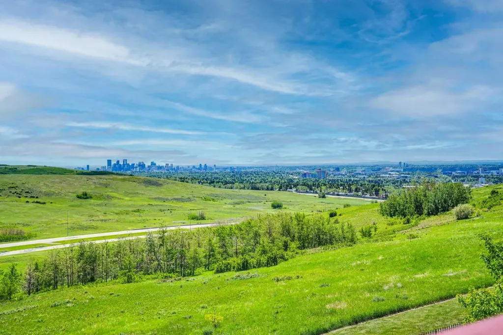 88 Edelweiss Drive NW Calgary AB T3A 3P6
