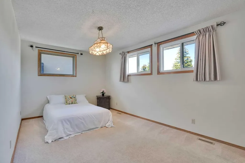 88 Edelweiss Drive NW Calgary AB T3A 3P6