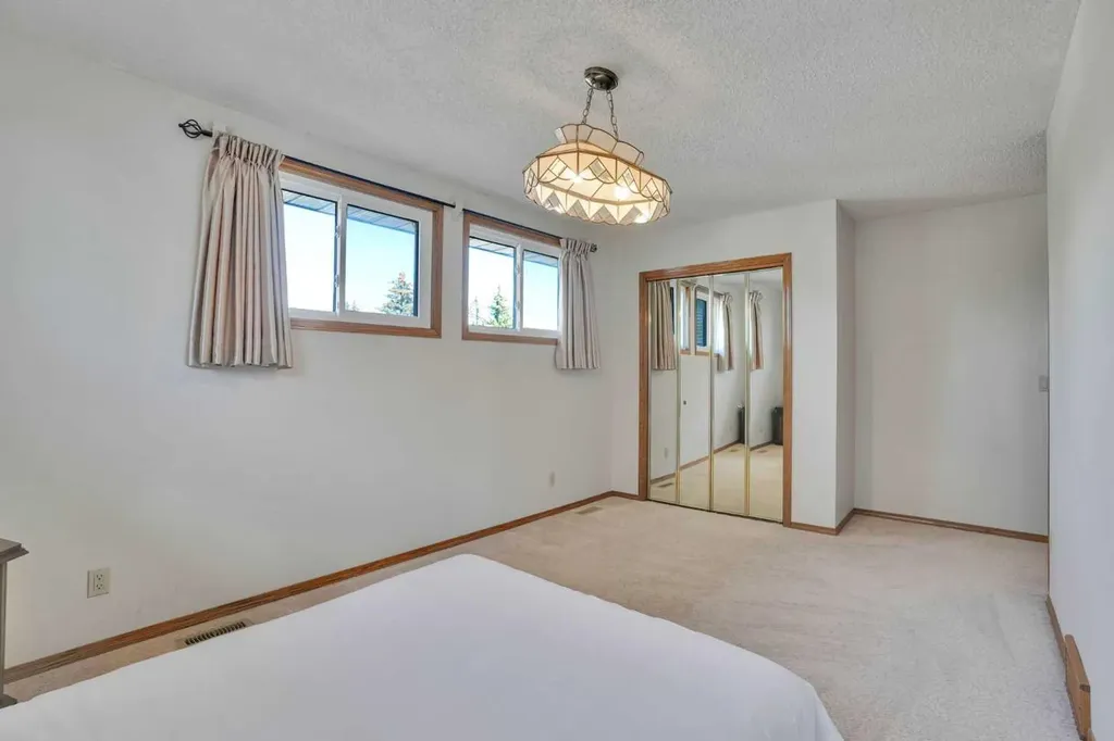 88 Edelweiss Drive NW Calgary AB T3A 3P6