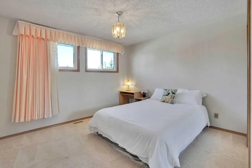 88 Edelweiss Drive NW Calgary AB T3A 3P6