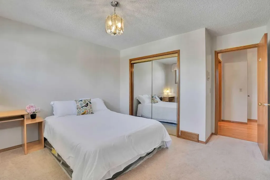 88 Edelweiss Drive NW Calgary AB T3A 3P6