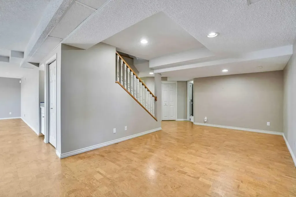 88 Edelweiss Drive NW Calgary AB T3A 3P6