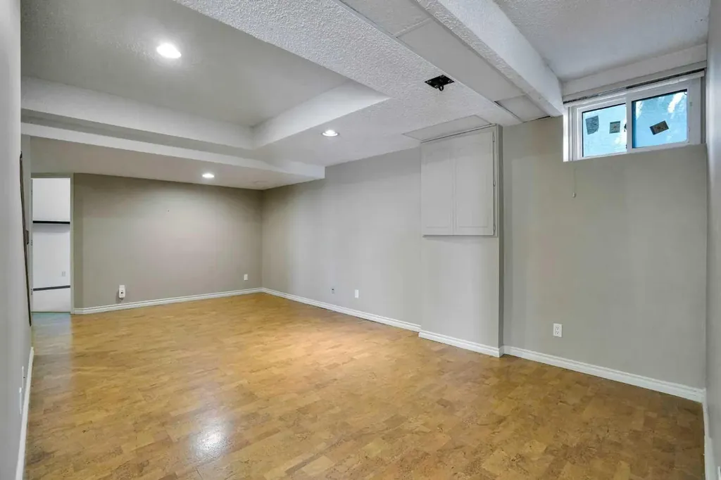 88 Edelweiss Drive NW Calgary AB T3A 3P6
