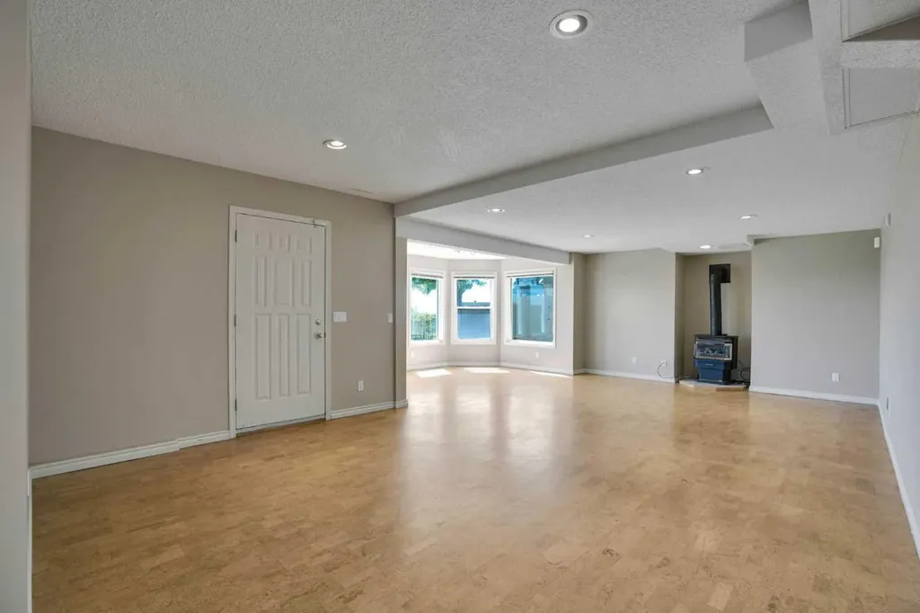 88 Edelweiss Drive NW Calgary AB T3A 3P6