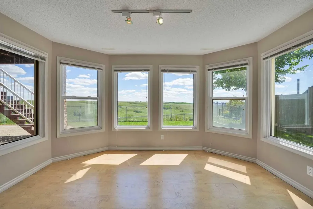 88 Edelweiss Drive NW Calgary AB T3A 3P6