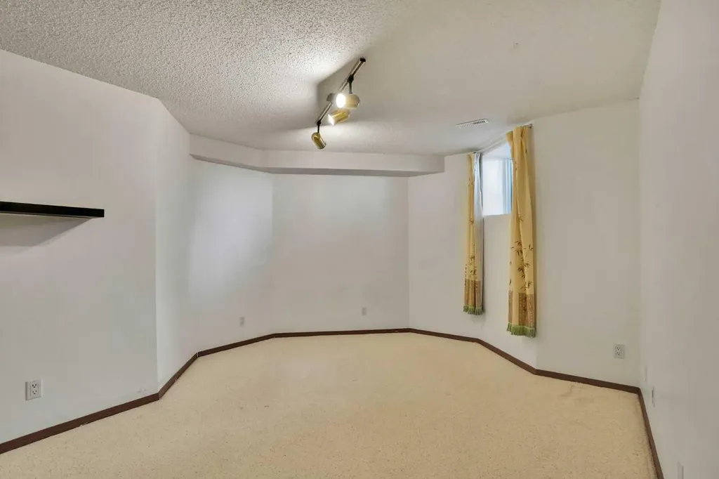 88 Edelweiss Drive NW Calgary AB T3A 3P6