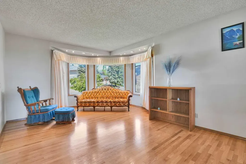 88 Edelweiss Drive NW Calgary AB T3A 3P6