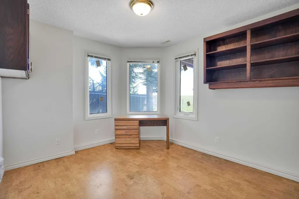 88 Edelweiss Drive NW Calgary AB T3A 3P6