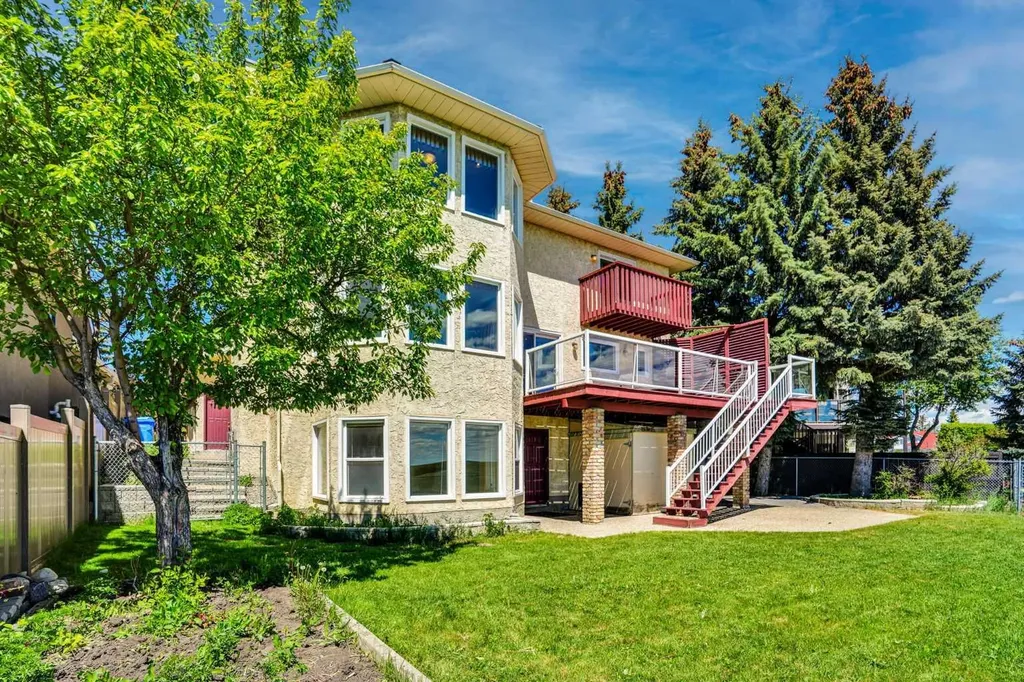 88 Edelweiss Drive NW Calgary AB T3A 3P6