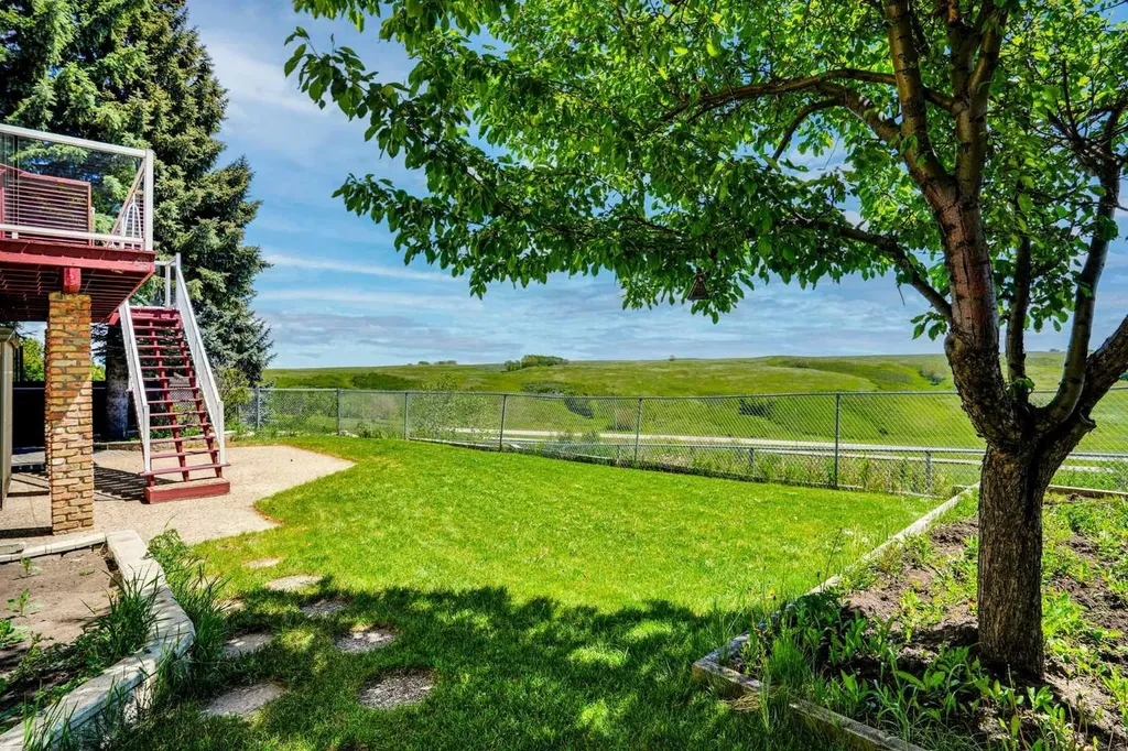 88 Edelweiss Drive NW Calgary AB T3A 3P6
