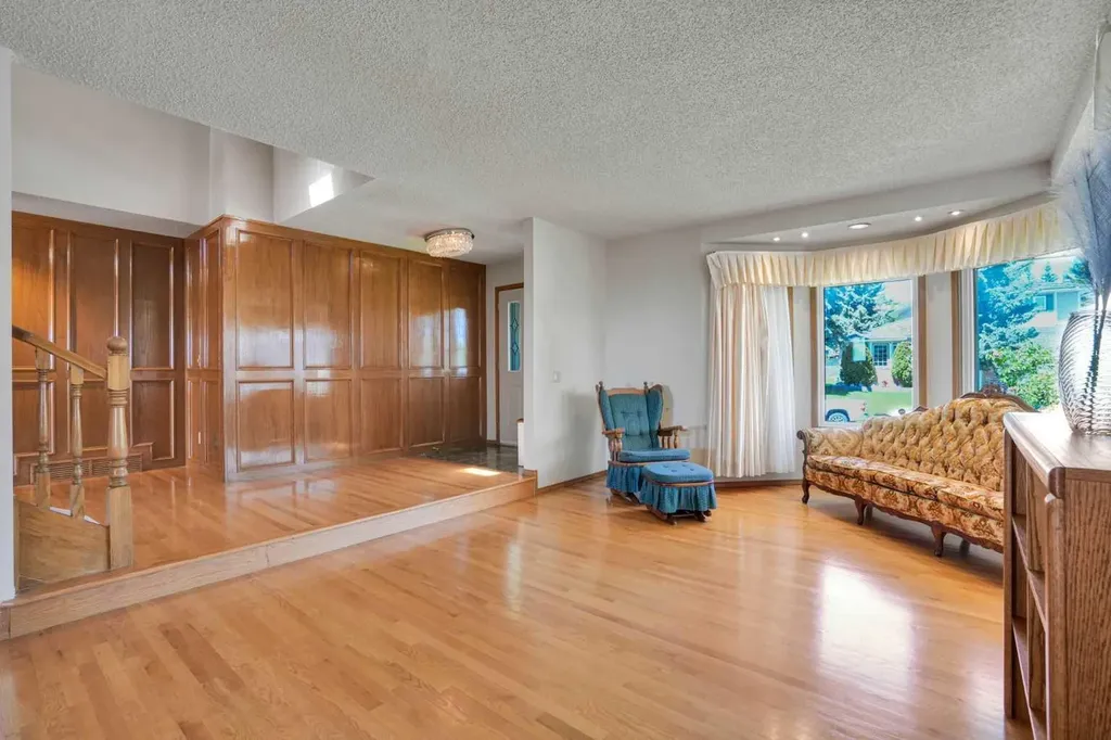 88 Edelweiss Drive NW Calgary AB T3A 3P6