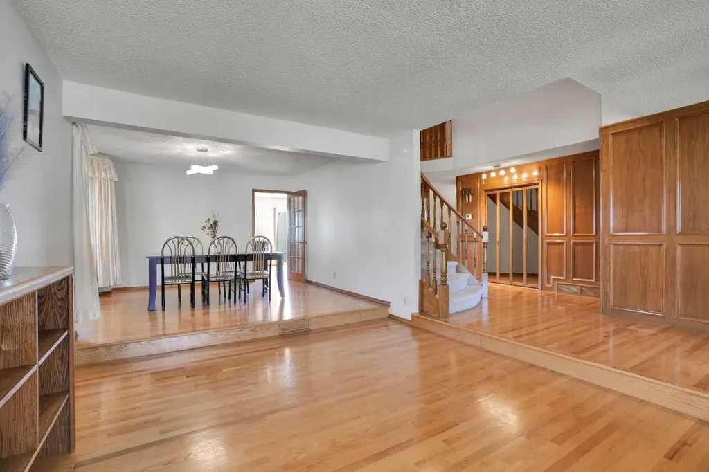 88 Edelweiss Drive NW Calgary AB T3A 3P6