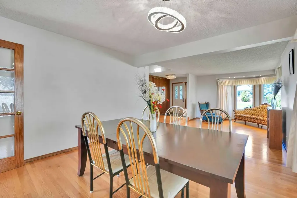 88 Edelweiss Drive NW Calgary AB T3A 3P6