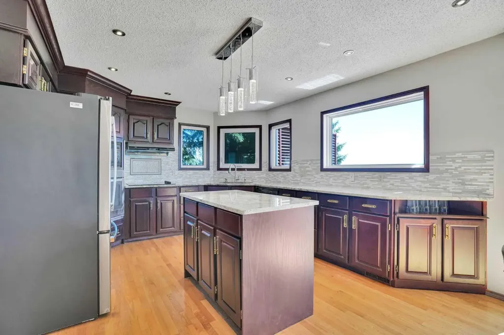 88 Edelweiss Drive NW Calgary AB T3A 3P6