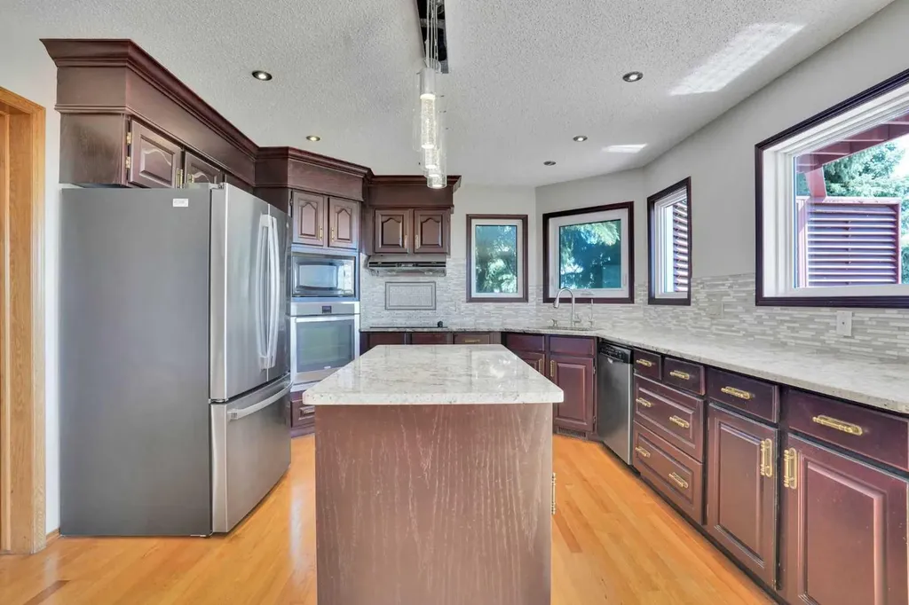 88 Edelweiss Drive NW Calgary AB T3A 3P6