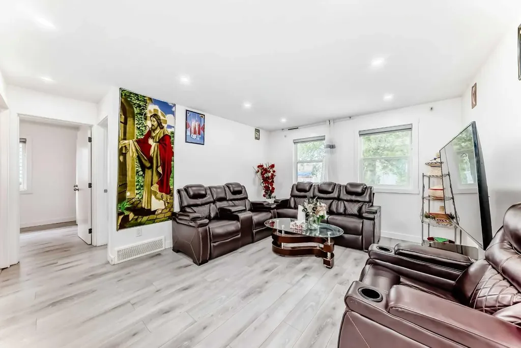 611 Penbrooke Road SE Calgary AB T2A 3S9
