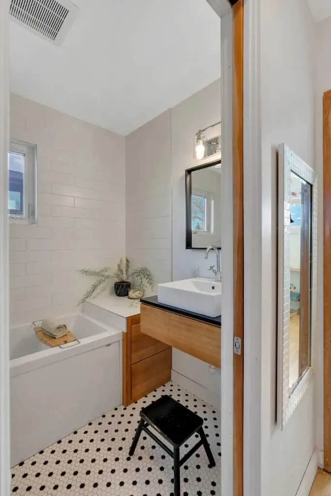 3507 35 Avenue SW Calgary AB T3E 1A2