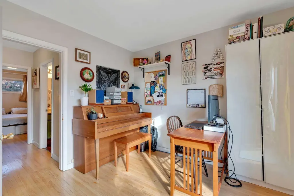 3507 35 Avenue SW Calgary AB T3E 1A2