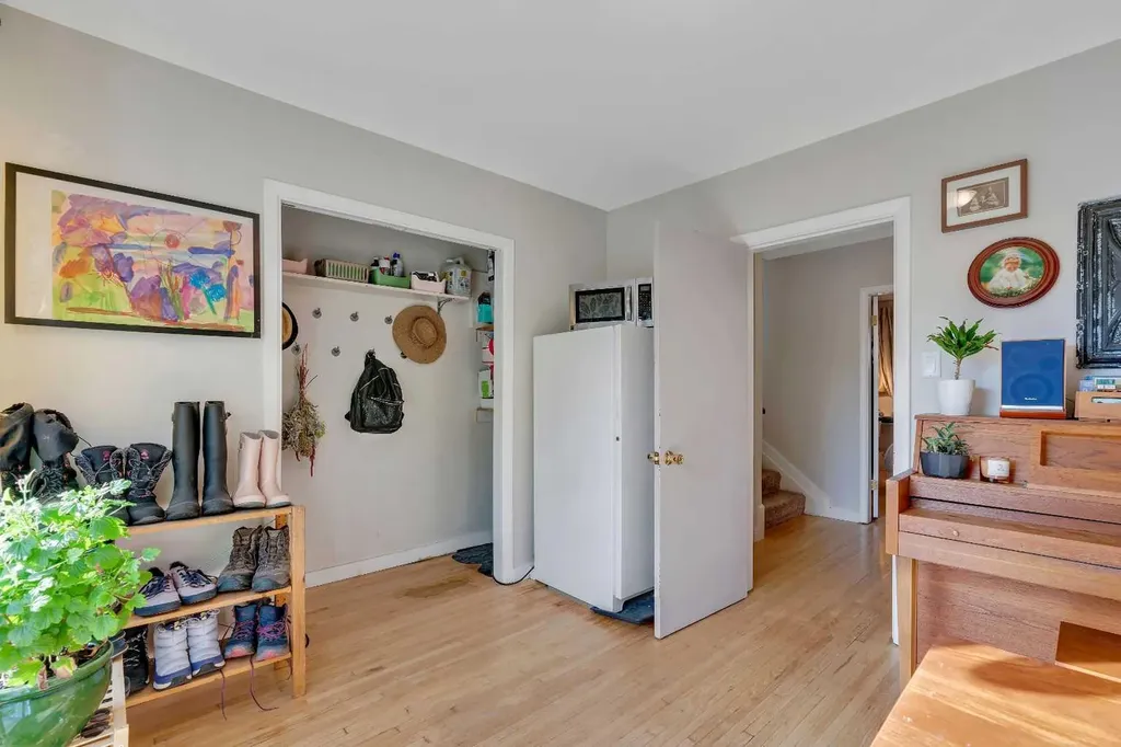 3507 35 Avenue SW Calgary AB T3E 1A2