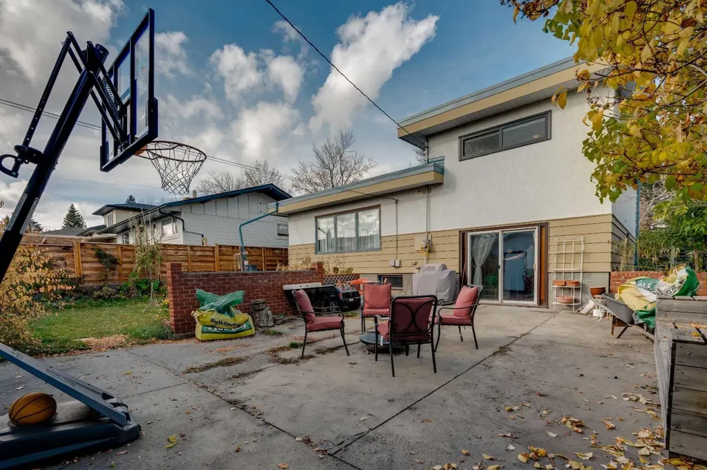 3507 35 Avenue SW Calgary AB T3E 1A2