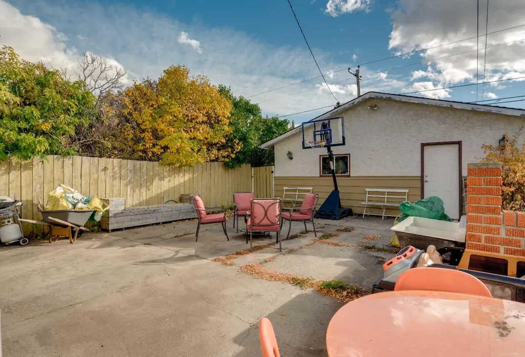 3507 35 Avenue SW Calgary AB T3E 1A2