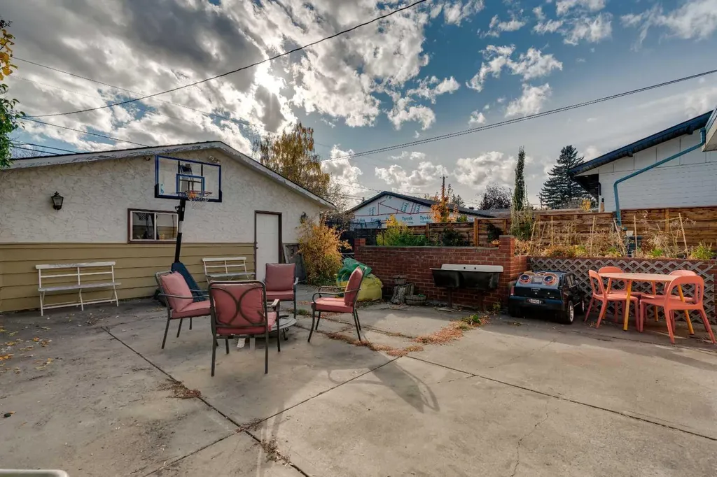 3507 35 Avenue SW Calgary AB T3E 1A2