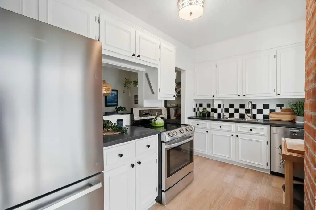 1422 2 Street NW Calgary AB T2M 2W1