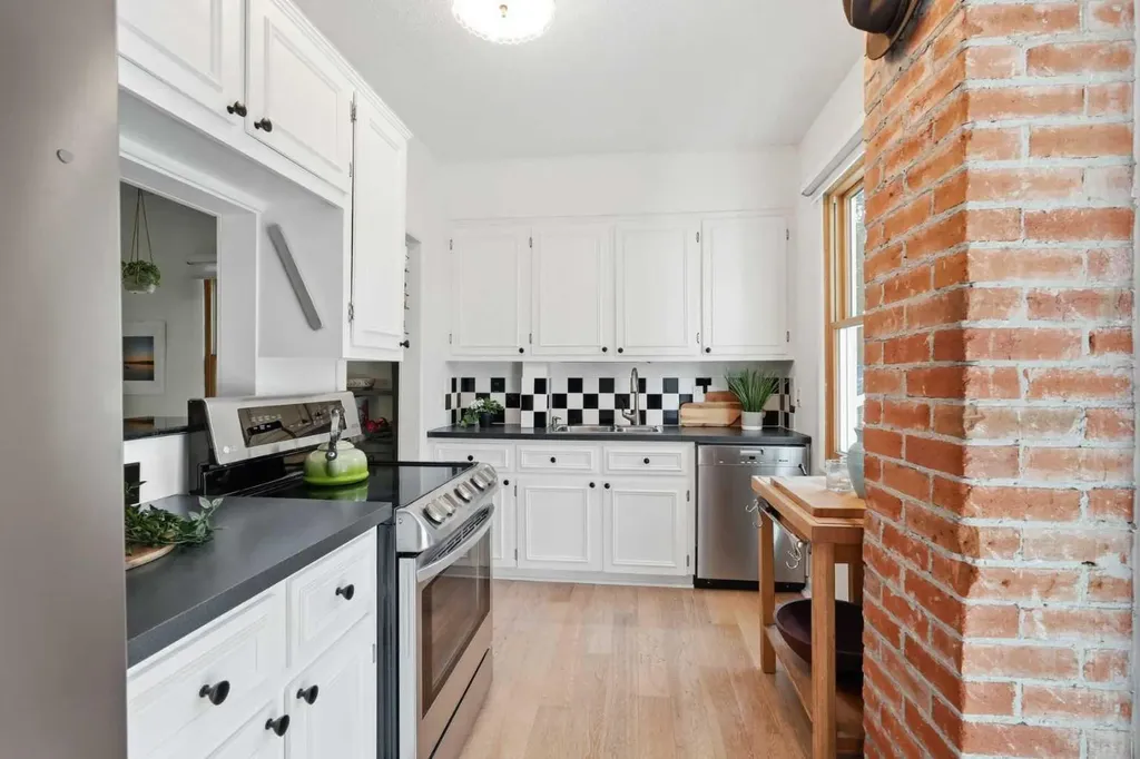 1422 2 Street NW Calgary AB T2M 2W1