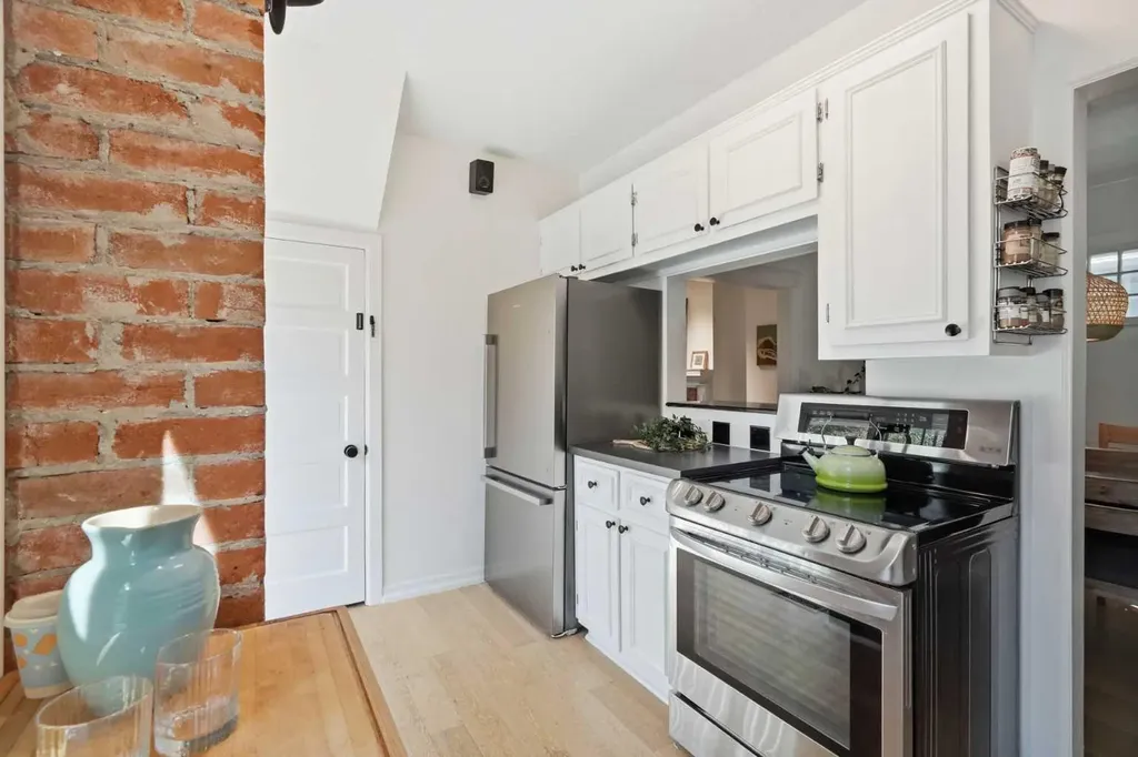 1422 2 Street NW Calgary AB T2M 2W1