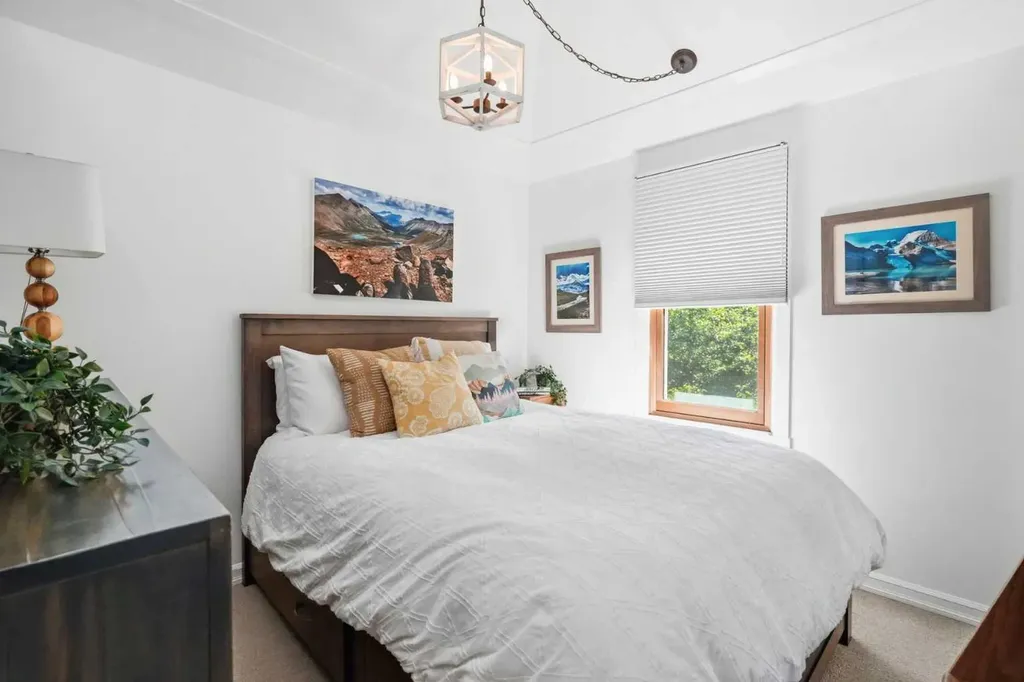 1422 2 Street NW Calgary AB T2M 2W1