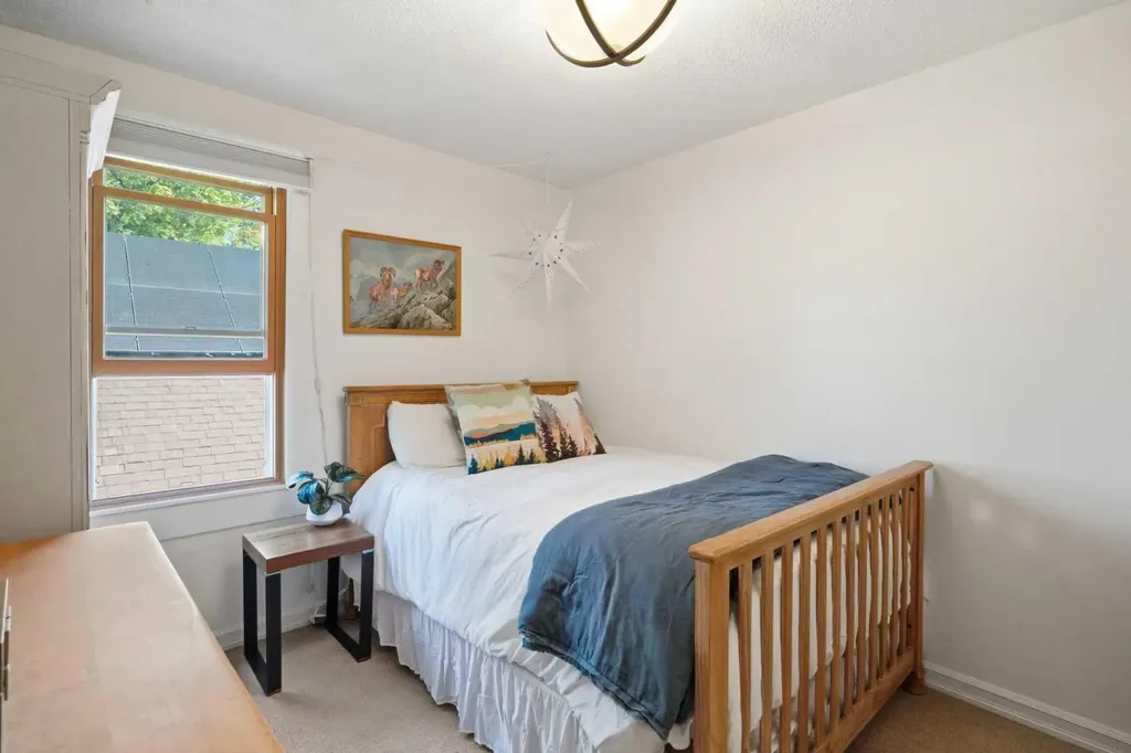 1422 2 Street NW Calgary AB T2M 2W1