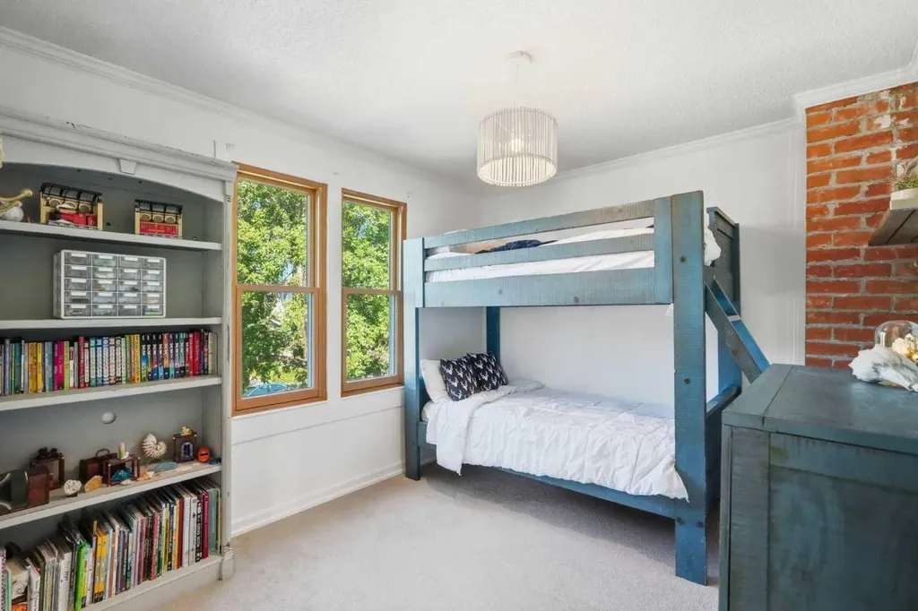 1422 2 Street NW Calgary AB T2M 2W1