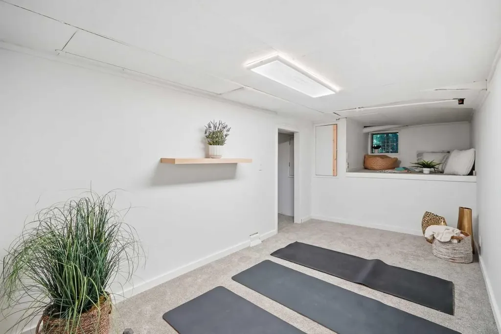 1422 2 Street NW Calgary AB T2M 2W1
