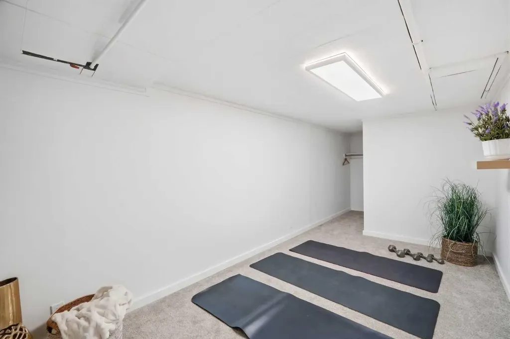 1422 2 Street NW Calgary AB T2M 2W1