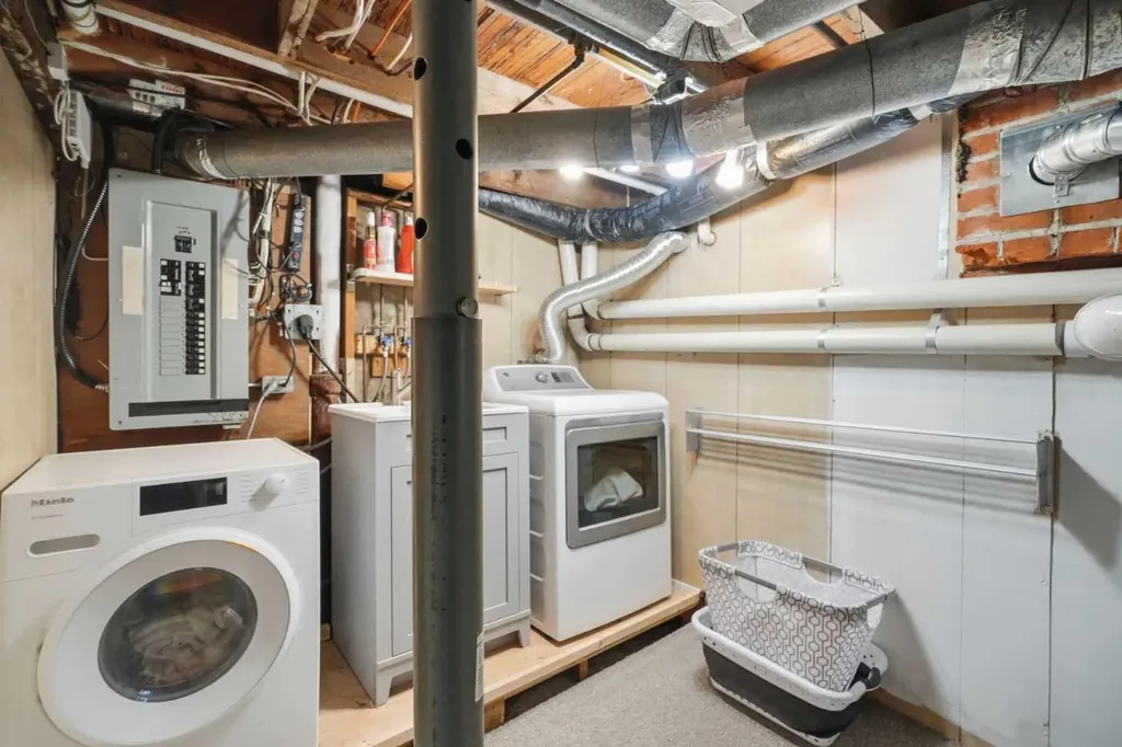 1422 2 Street NW Calgary AB T2M 2W1