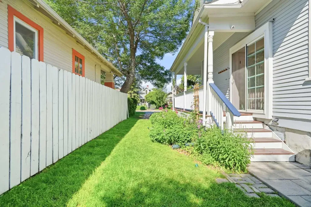 1422 2 Street NW Calgary AB T2M 2W1