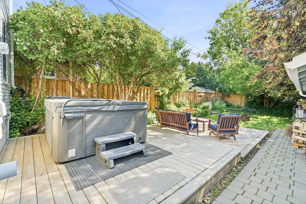 1422 2 Street NW Calgary AB T2M 2W1