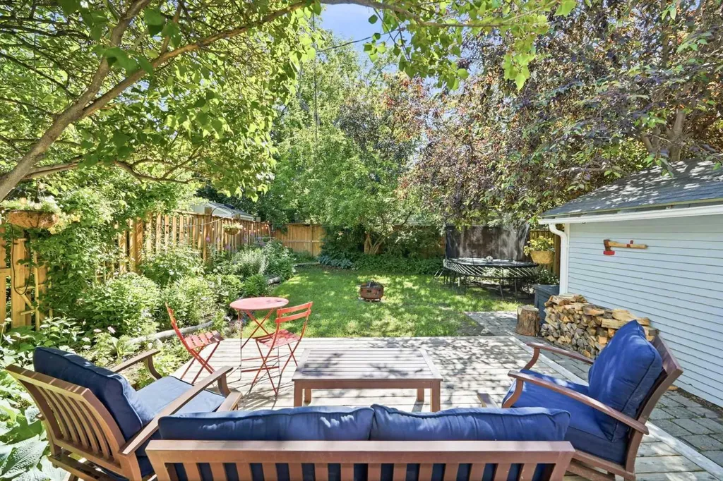 1422 2 Street NW Calgary AB T2M 2W1