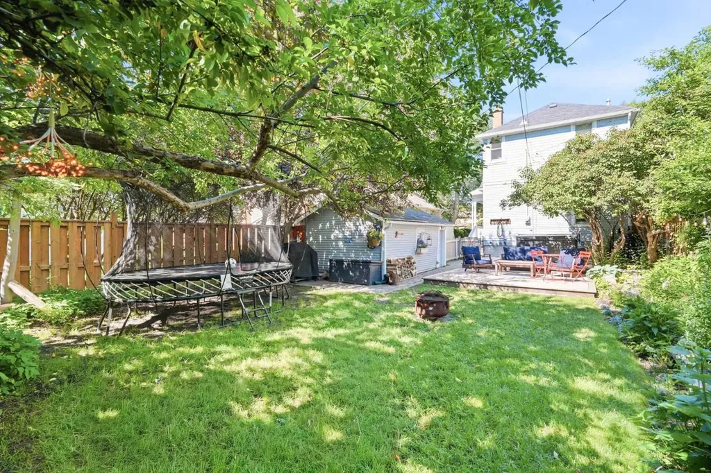 1422 2 Street NW Calgary AB T2M 2W1
