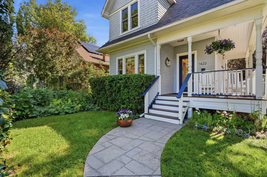 1422 2 Street NW Calgary AB T2M 2W1
