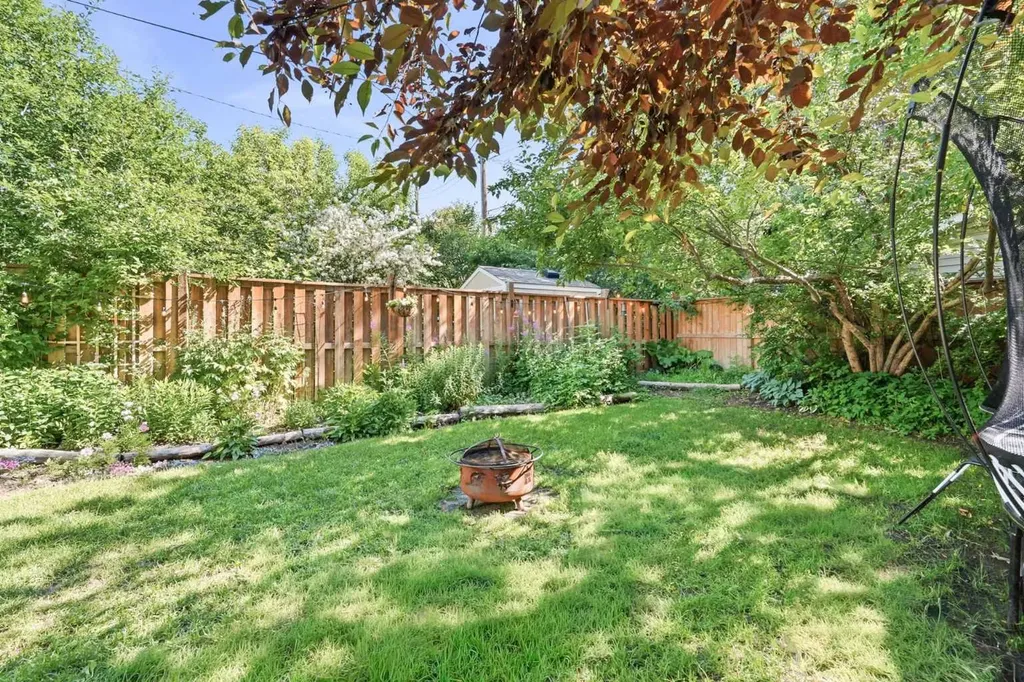 1422 2 Street NW Calgary AB T2M 2W1