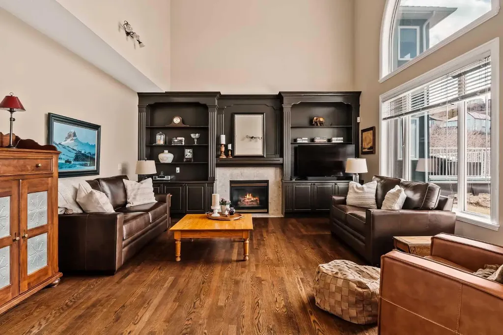 70 Patterson Close SW Calgary AB T3H 3K2