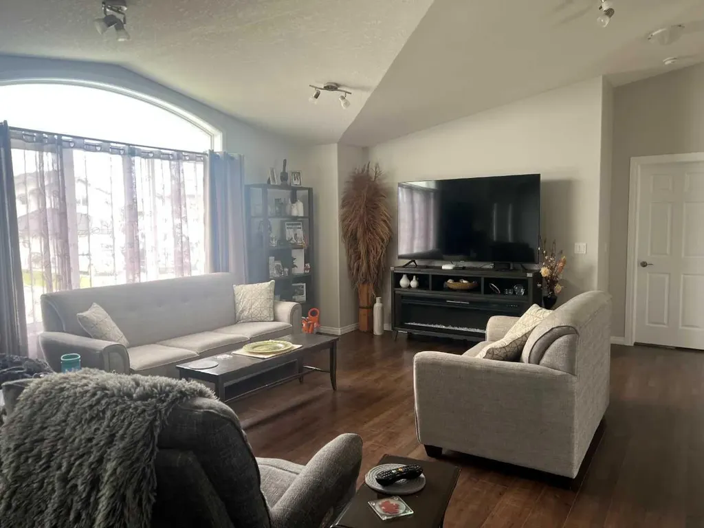 807 8a Street Fox Creek AB T0H 1P0