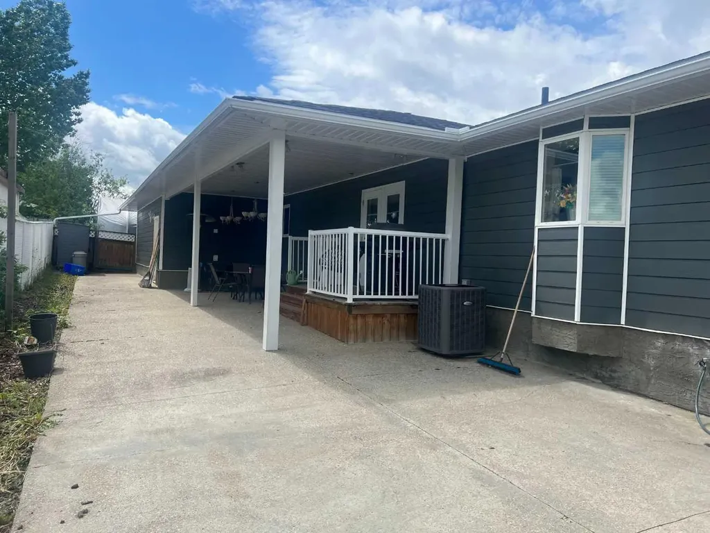 807 8a Street Fox Creek AB T0H 1P0